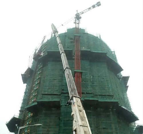 深圳市吊车在工地上作业